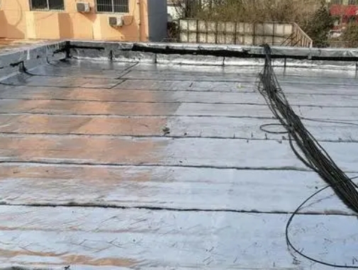 临西卫生间漏水维修公司分享下临西屋面楼顶防水刚性防水层施工要点。